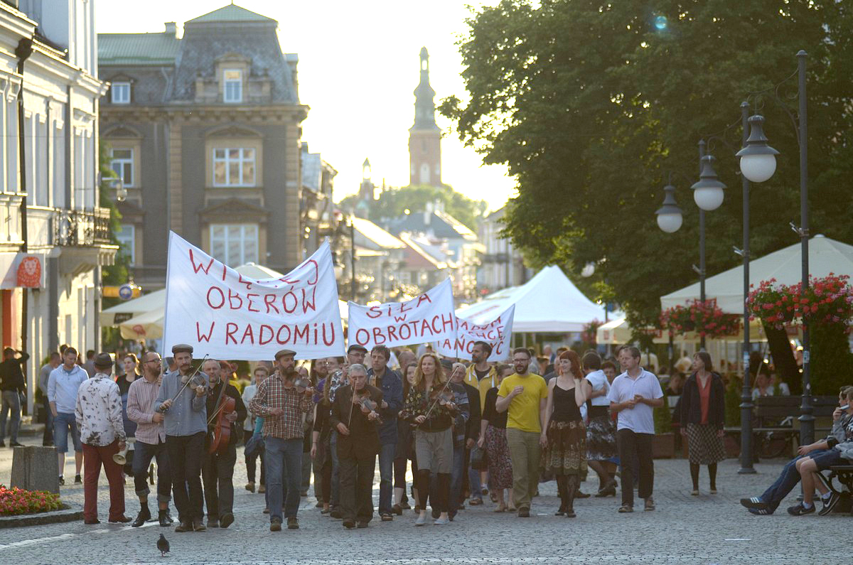 Happening na Festiwalu Zawieruchy Radomskie 2016. Fot. Michał Sołśnia