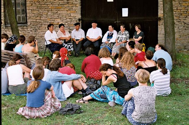 Tabor Domu Tańca w Chlewiskach, warsztaty śpiewacze, 2002. Fot. K. Dąbek