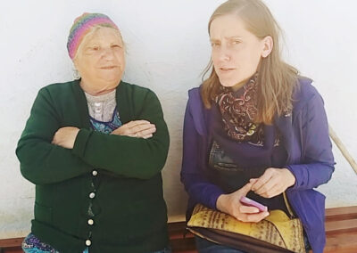 Stanisława Janiak i Katarzyna Rosik siedzą na ławce przed domem. Fot. Joanna Skowrońska