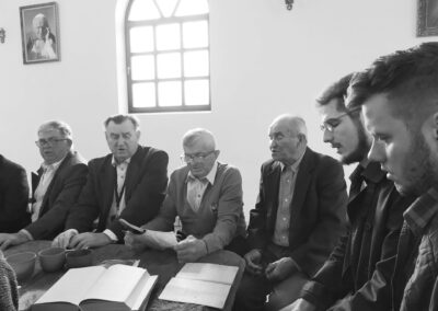 Śpiewacy siedzą przy stole. Od lewej: Kazimierz Urbaniak, Antoni Śliwka, Szczepan Sochacki, Józef Kuźnik, Wojciech Streubel, Jakub Owczarek. Fot. Joanna Skowrońska