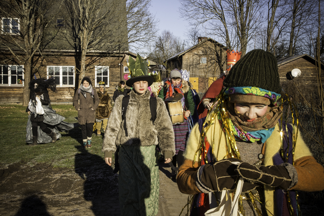 Kolędnicy wyruszają na kolędowanie ze starej szkoły w Teremiskach.