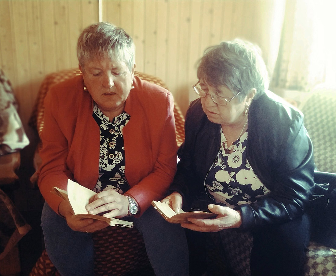 Od lewej Teresa Bartczak i Marianna Krystyna Palmowska podczas śpiewania pieśni pogrzebowych w Sokolnikach. Fot. Joanna Gancarczyk