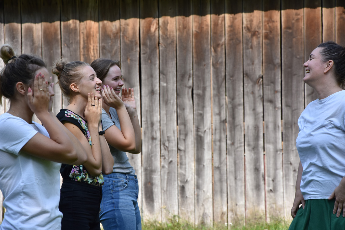 Autorka tekstu (z prawej) w trakcie pracy nad emisją głosu z dziewczynami z Łęgu Przedmiejskiego – (od lewej) Jolą, Natalią i Olą. Fot. Ewa Paśnik - Tułowiecka